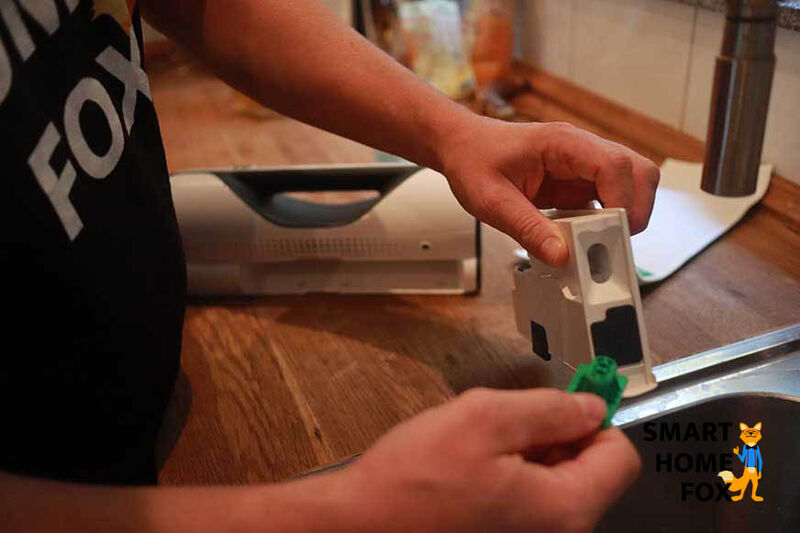 Man sieht den Wassertank des Vorwerk Kobold VG100.